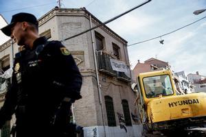 Un agente de Policía Nacional en un dispositivo por la okupación de una vivienda en Madrid.