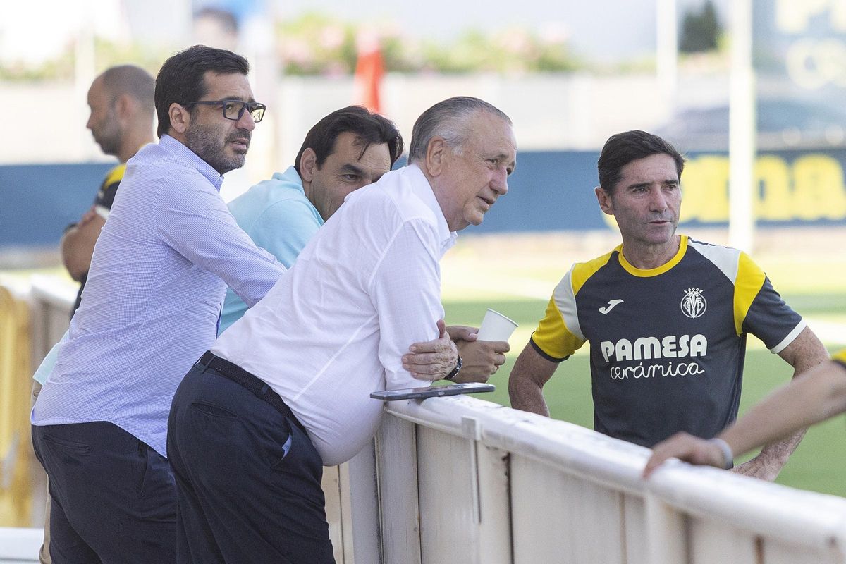 Fernando Roig Negueroles (i), consejero delegado, junto al director de fútbol, Tena, el presidente, Fernando Roig, y el técnico, Marcelino (d).