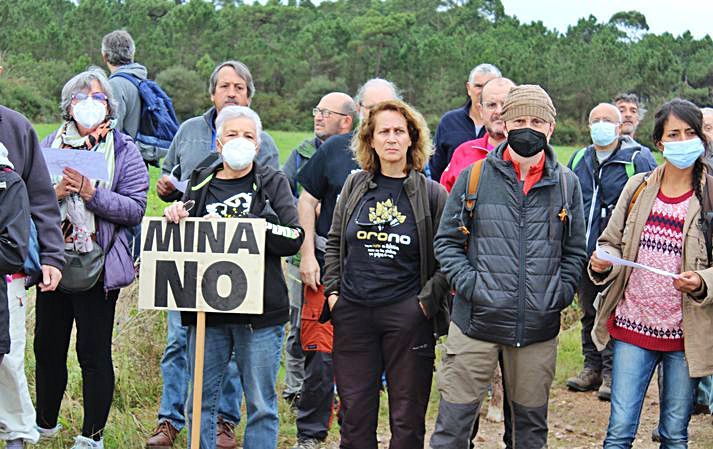  Arriba, a la derecha, una vecina muestra una pancarta en una de las paradas de la ruta para explicar el impacto que denuncian que genera la iniciativa.