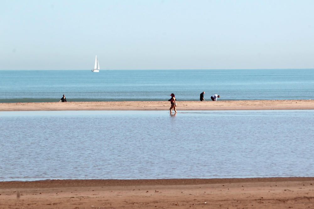 Una albufera en la playa de Las Arenas