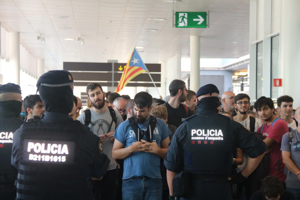 manifestants convocats per Tsunami Democràtic davant dels policies, que eviten que accedeixin al vestíbul de la T1 de l'Aeroport del Prat