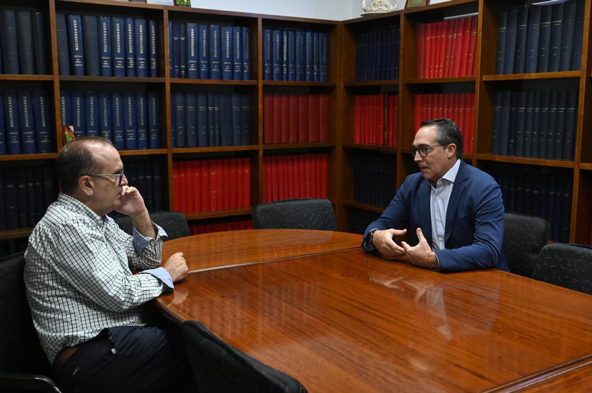 El director de Mediterráneo, Ángel Báez, conversa con el nuevo presidente de la Autoridad Portuaria de Castellón en las instalaciones del periódico.