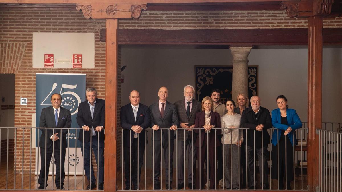 Los representantes de las  diez ciudades (por Oviedo acudió Rodolfo Sánchez Farpón, segundo por la izquierda) durante la reunión celebrada, ayer, en Madrid.
