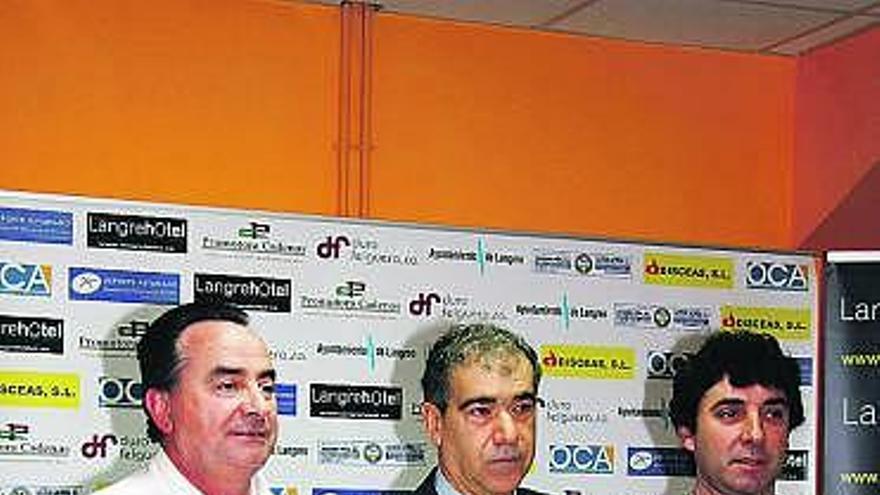 Daniel Suárez, a la izquierda, junto a Brito Arceo y su ayudante, Rubio.