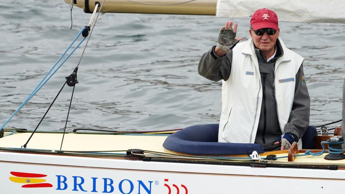 El rey emérito Juan Carlos I a bordo del Bribón en su última visita a Sanxenxo (Galicia).