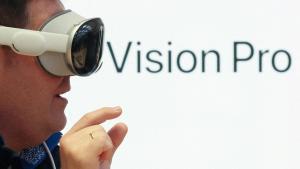 Un usuario prueba las Apple Vision Pro, las gafas de realidad mixta de Apple.