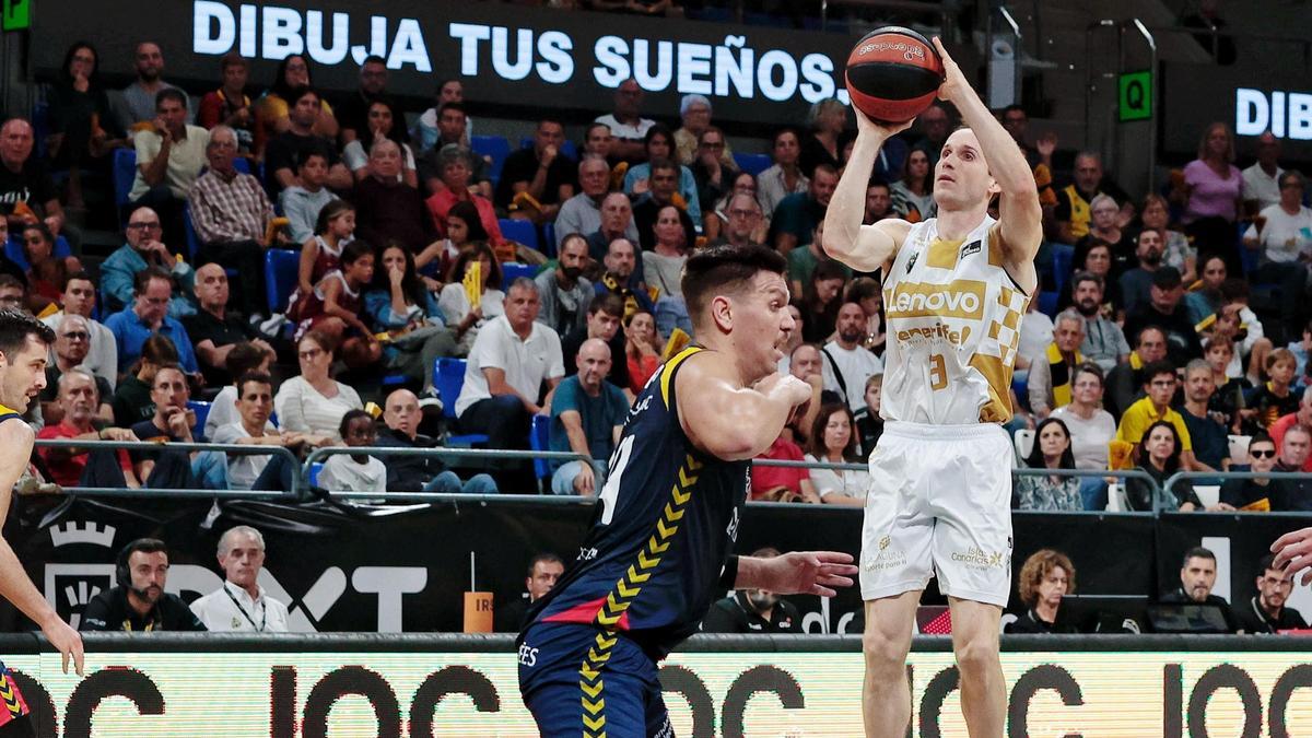 Marce Huertas lanza a canasta en una acción del partido del sábado entre el Lenovo y el Andorra.