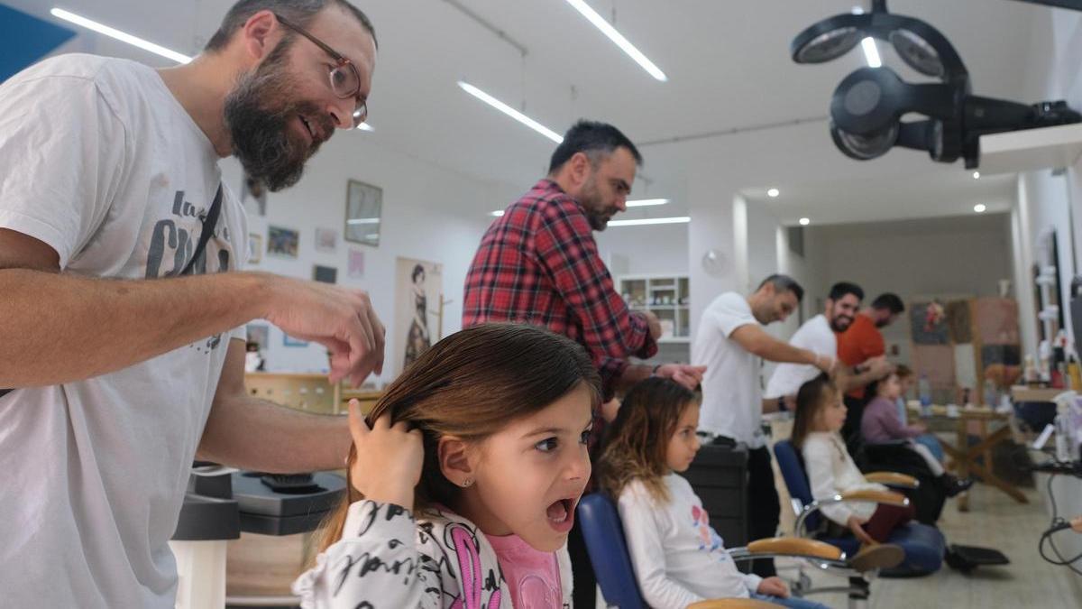 La peluquería Clandestinas realiza el primer taller de peluquería para enseñar a los padres a peinar a sus hijas