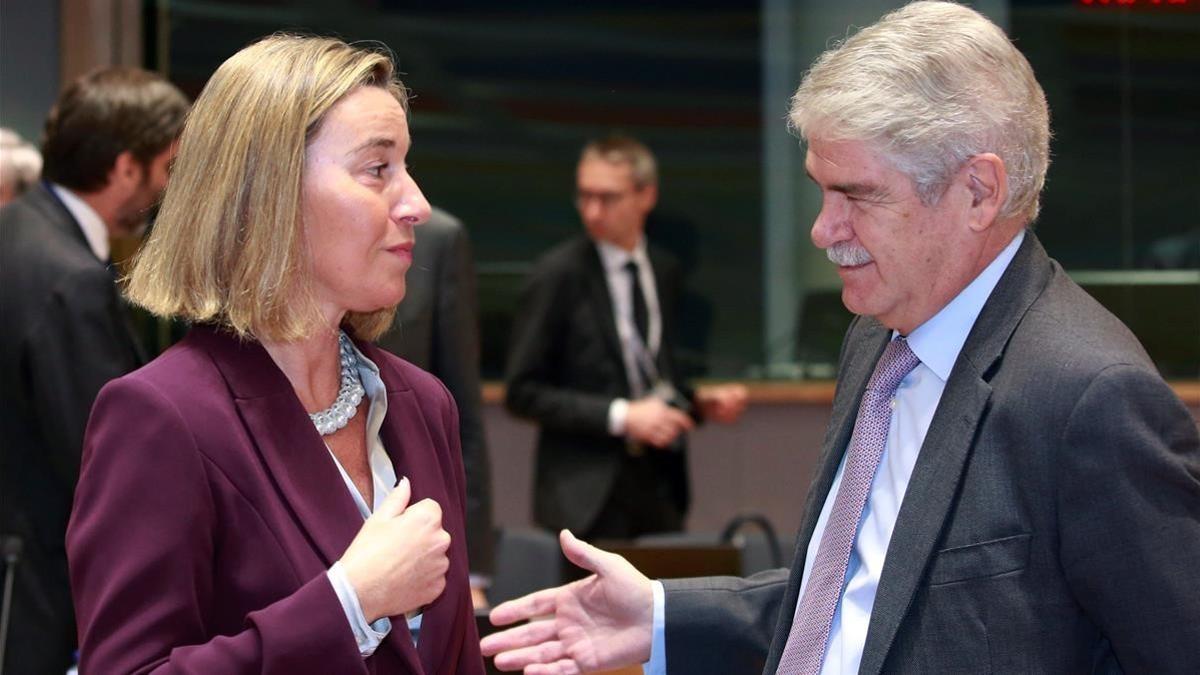 El ministro de Asuntos Exteriores, Alfonso Dastis, conversa con la jefa de la diplomacia europea, Federica Mogherini.