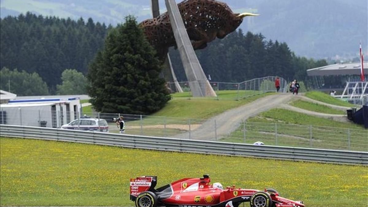 Vettel, en acción sobre la pista de Spielberg