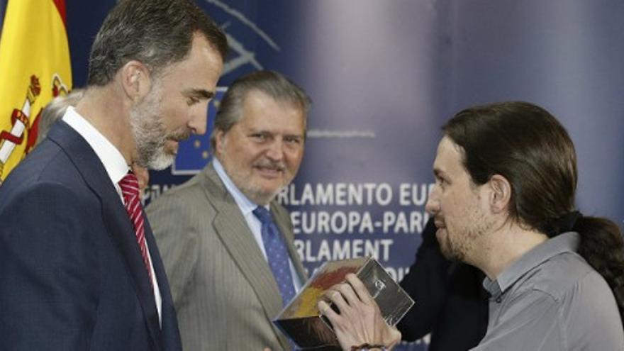 Iglesias le regala al rey 'Juego de tronos' en Bruselas