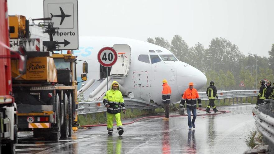 Un avión se sale de la pista de aterrizaje en Italia