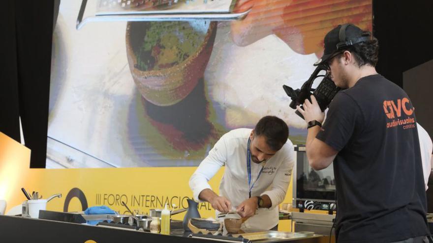 El chef de Muxgo, Borja Marrero, en una de las demostraciones del III Foro. | | J.C. GUERRA