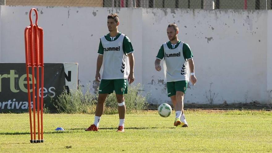 Román Golobart junto a Borjas Martín y Fran Morante (izq.) en un entrenamiento.