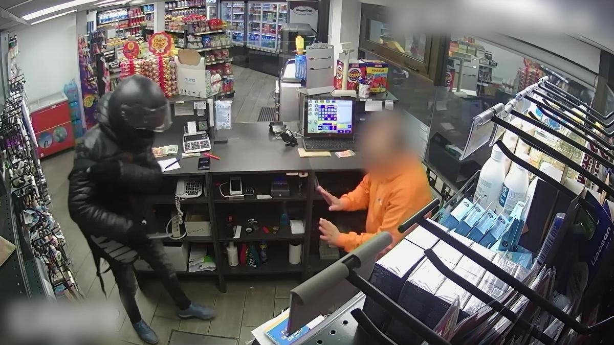 Imagen de uno de los atracadores en una gasolinera