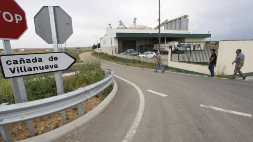 Enlace de la carretera con el camino que se pretende arreglar.