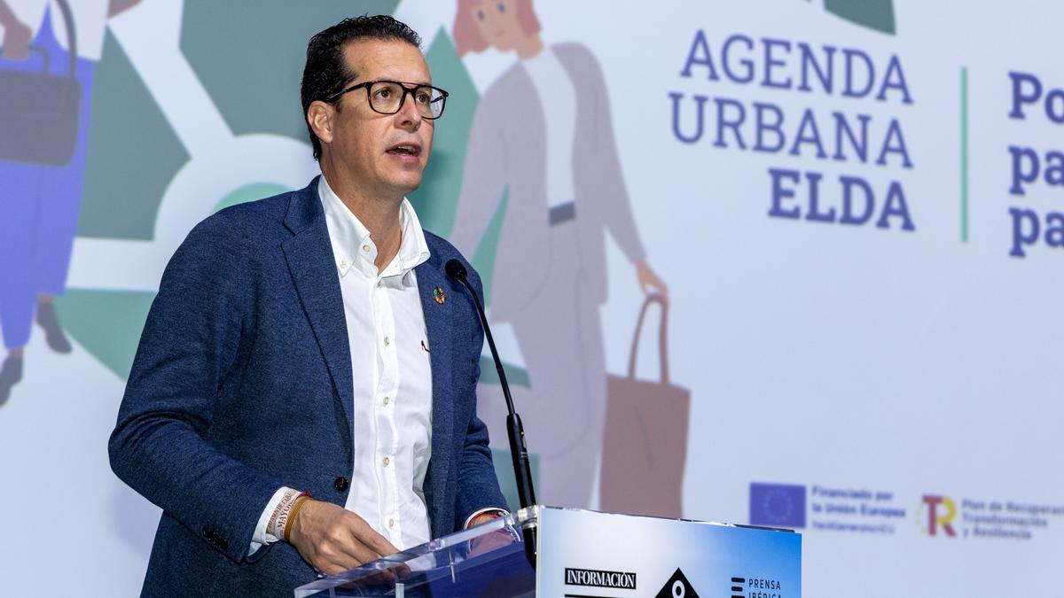 Rubén Alfaro analizando la Agenda Urbana Elda 2030 en el auditorio del Club INFORMACIÓN.