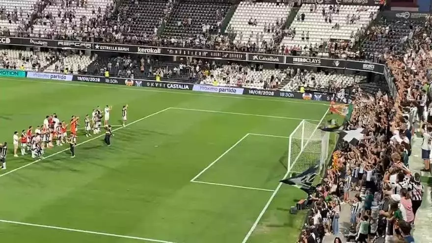Vídeo: El "Suero quedaté" protagoniza la fiesta tras la victoria del Castellón ante el Albacete