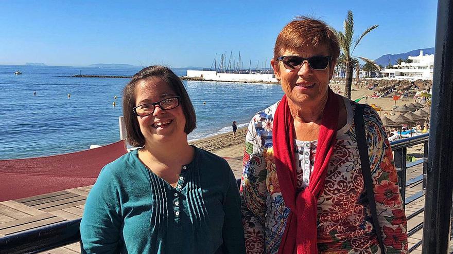 Victoria y su madre, Marisa, en una imagen tomada en el paseo marítimo de Marbella