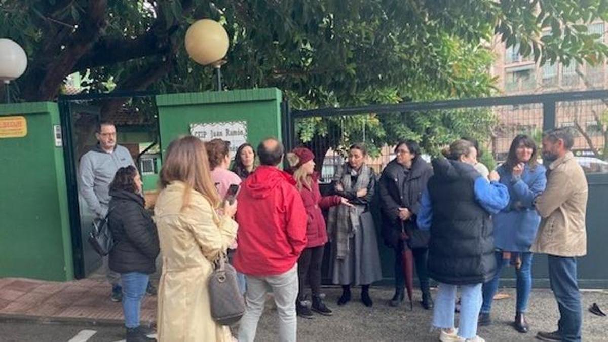 Padres de los alumnos con diversidad funcional del colegio Juan Ramón Jiménez, el martes, ante las puertas del centro.