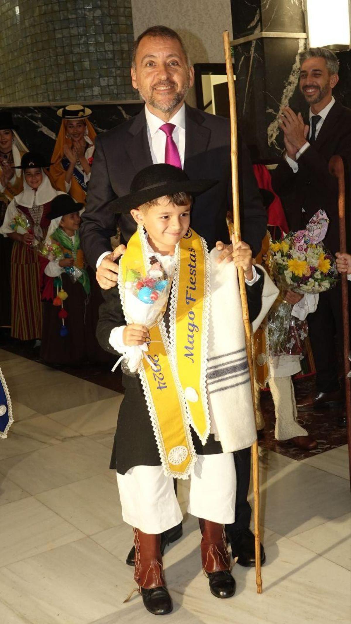 El alcalde, José Manuel Bermúdez, junto al nuevo mago infantil de las Fiestas de Mayo