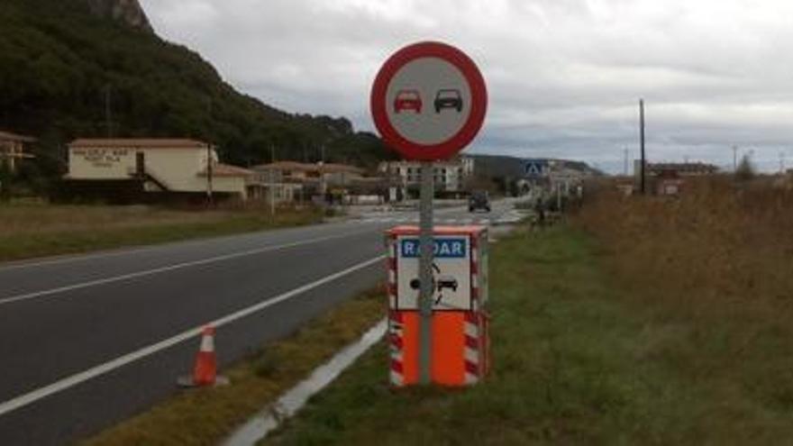 El radar col·locat a l&#039;entrada de la localitat de l&#039;Estartit, aquest dimarts.