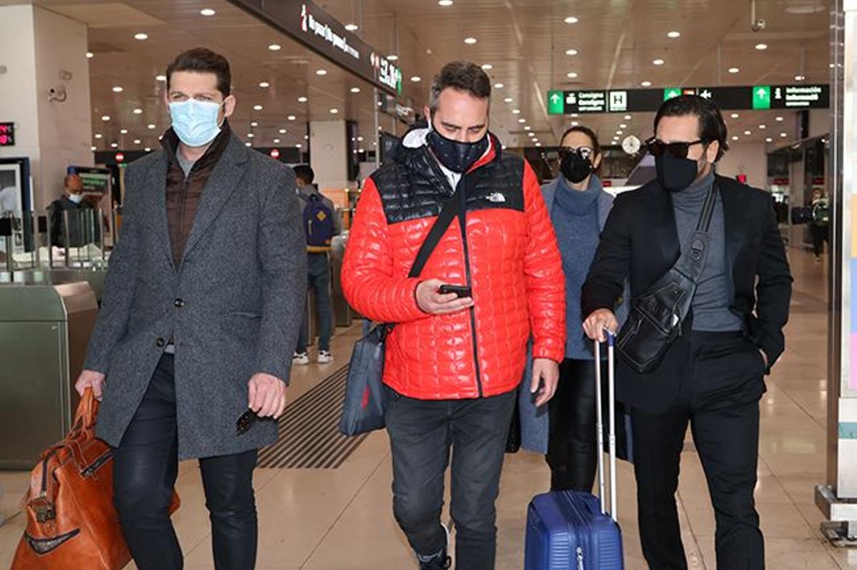 Manu Tenorio, Tony Parra (representante) y Bustamante llegando a Barcelona