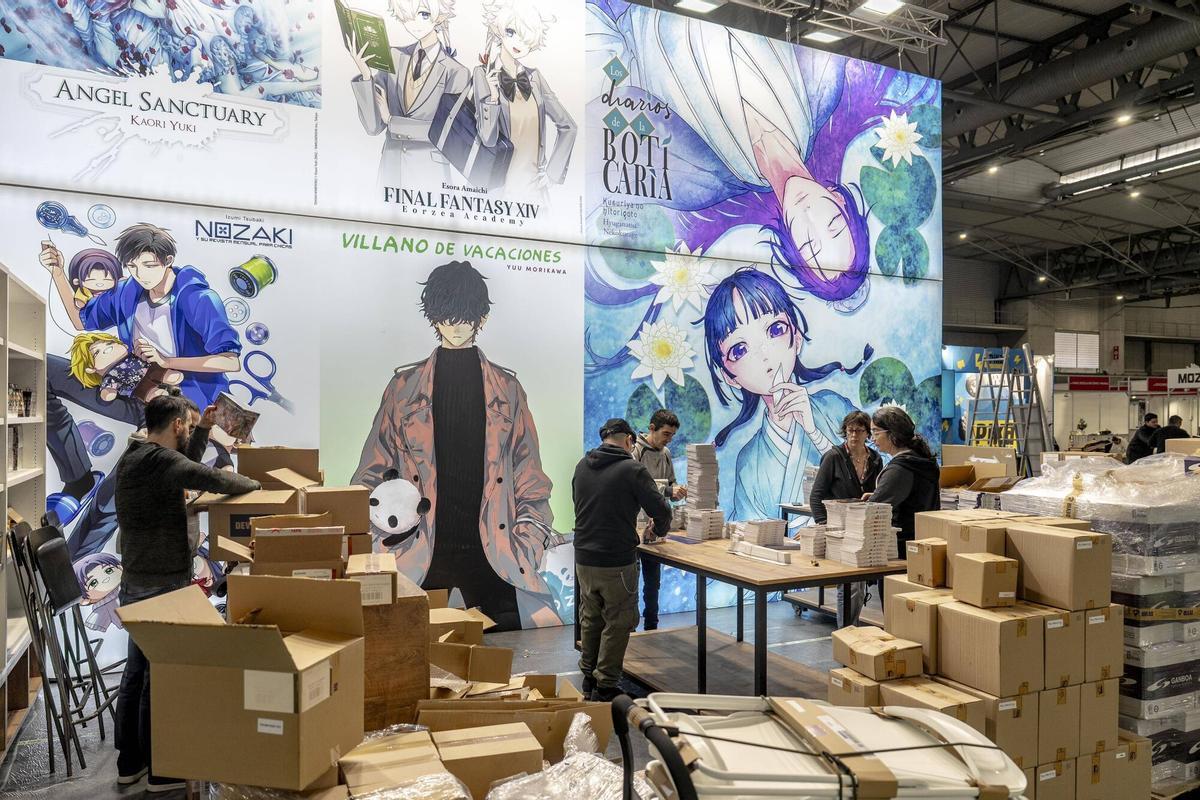 Barcelona 04/12/2025 Preparativos en el stand de Devir, editora de Diarios de la boticaria, Villano de vacaciones y Angel Sanctuary en el salón del manga que se inaugura mañana en la Fira de Gran Via Fotografía de Ferran Nadeu