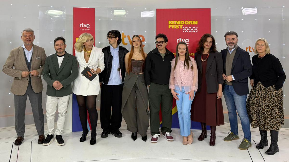 Representantes de RTVE, del Ayuntamiento de Benidorm, patrocinadores y artistas posan para el primer evento del BenidormFest 2027.