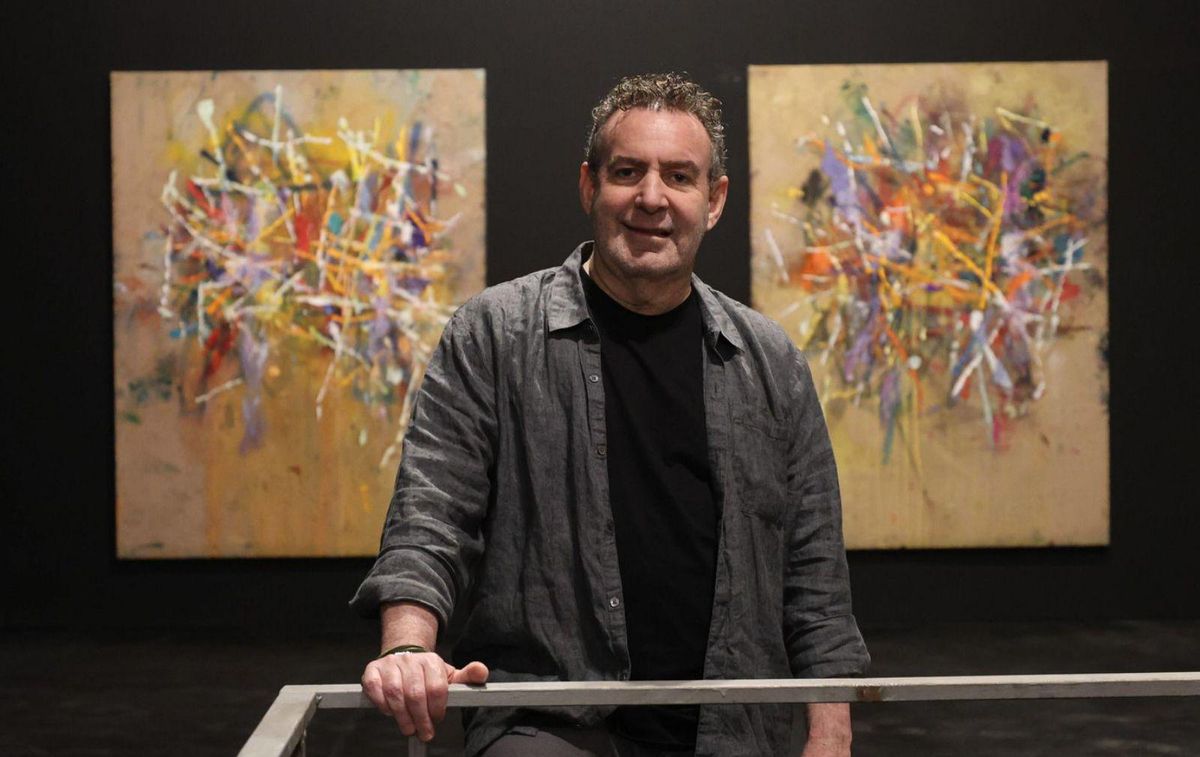 Malca posa junto dos obras de la exposición que se inaugura este sábado. | J.A.RIERA