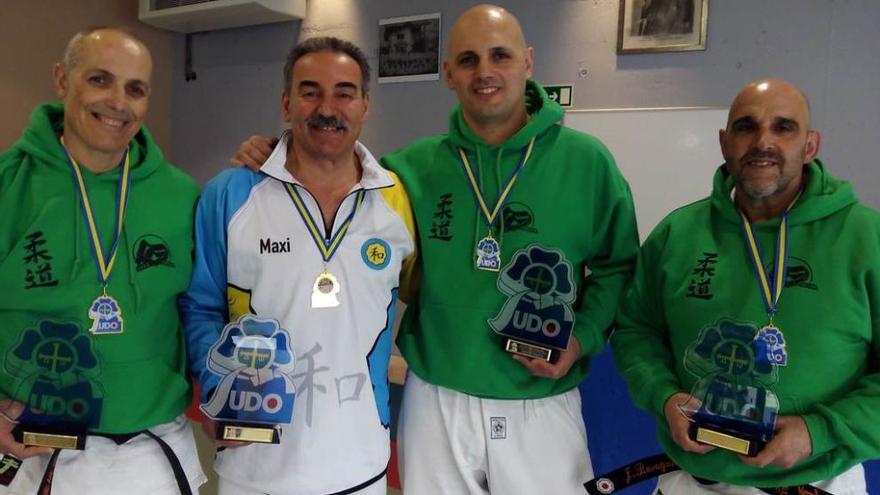Los judokas del Cedelan, con sus trofeos.