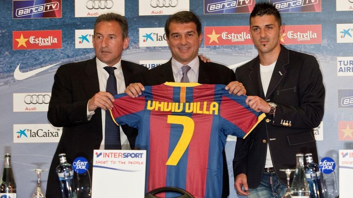 Txiki Begiristain, Joan Laporta y David Villa, tras firmar por el Barça el 21 de mayo de 2010.
