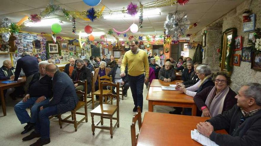 El presidente de Cerdedo-Cotobade, ayer, en la reunión con los vecinos. // Gustavo Santos