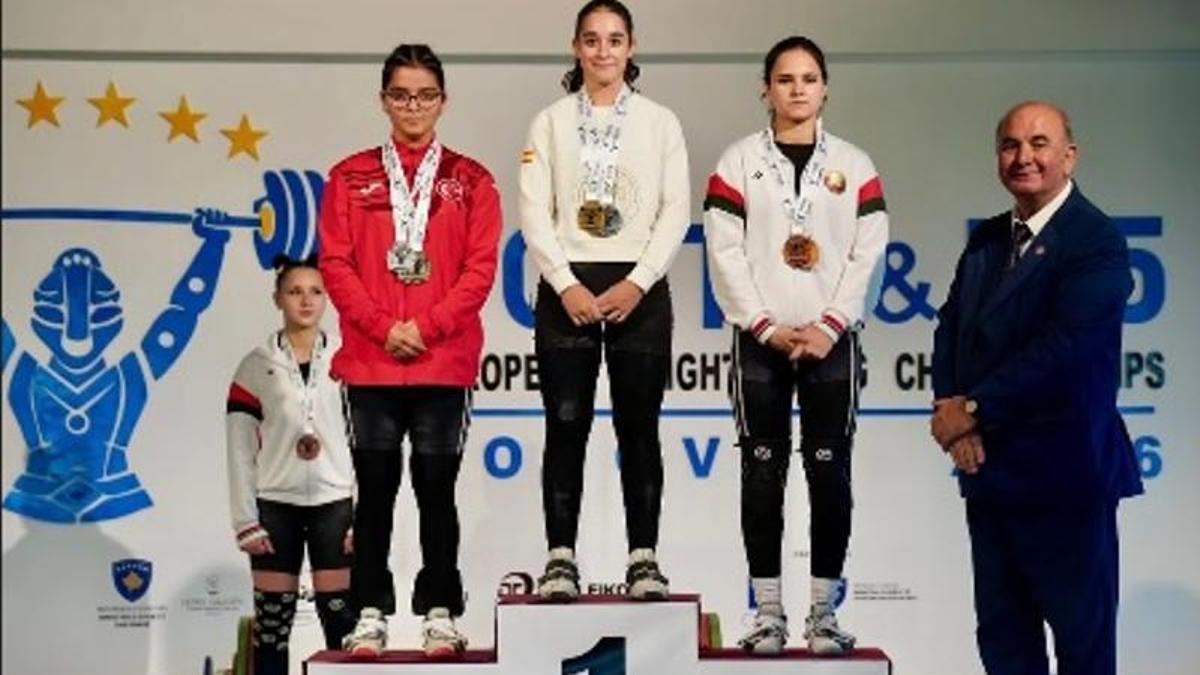 Inés Conde, en lo más alto del pódium del Campeonato de Europa sub-15 de halterofilia.