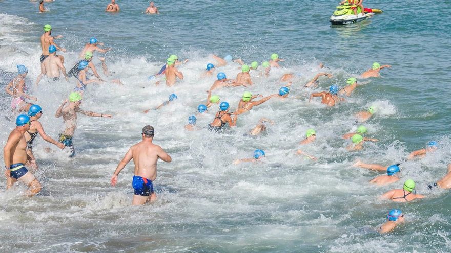 300 deportistas afrontan este sábado la Travesía a Nado Carihuela-Bajondillo