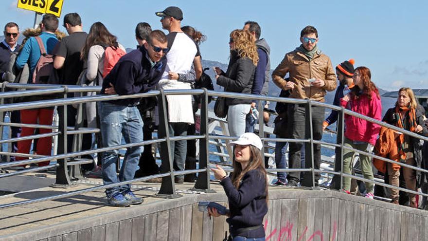 Turistas, esperando a embarcar en Vigo para ir a Cíes. // Marta G. Brea