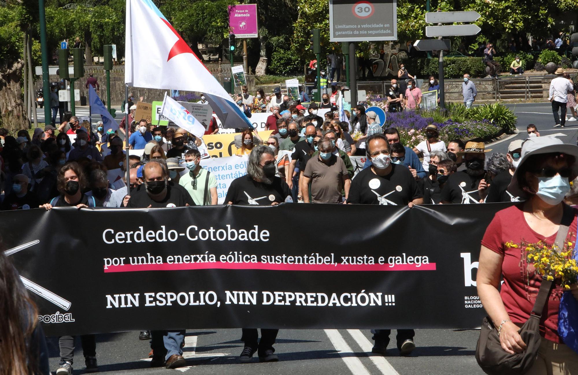 Una multitudinaria marcha recorre Santiago para exigir "un nuevo modelo eólico" y la paralización de proyectos