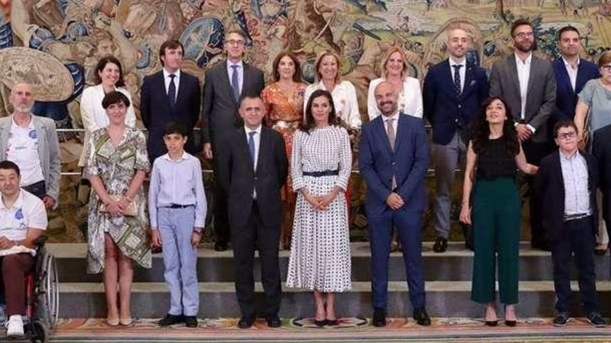 La Reina Letizia, junto al resto de galardonados con un premio de la cadena 100, que ayer fueron recibidos por su labor social. // Casa Real