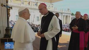 El obispo de Girona, fray Octavi Vilà, saluda por primera vez al papa León XIV en la plaza de San Pedro del Vaticano, en septiembre de 2025. / Obispado de Girona
