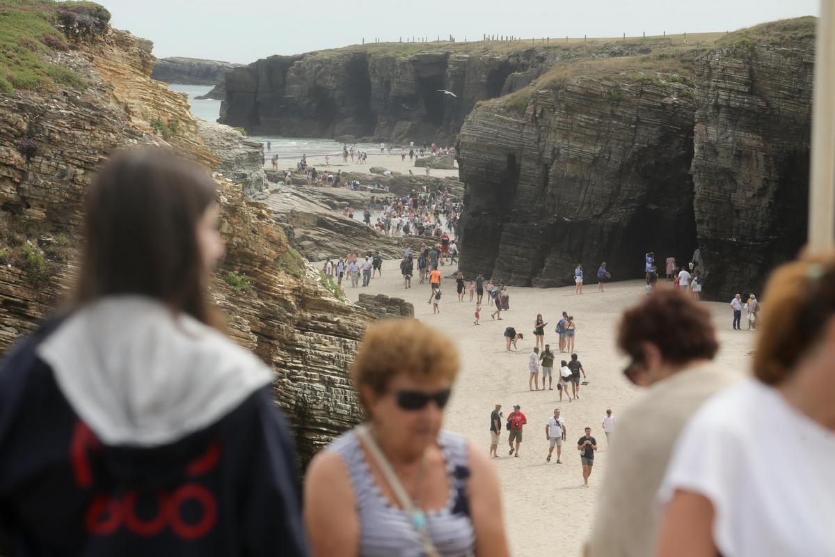 La playa de las Catedrales, en Galicia, cuelga el cartel de completo