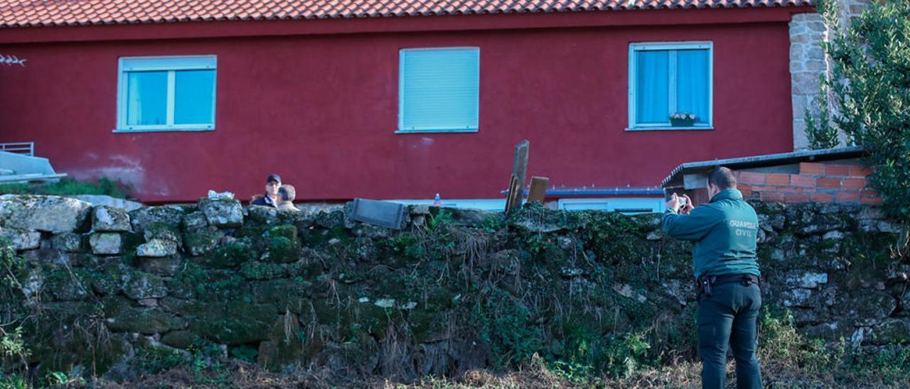 Finca de la que se escaparon los dos perros pelgrosos que atacaron a la octogenaria en Covelo. // G.P.