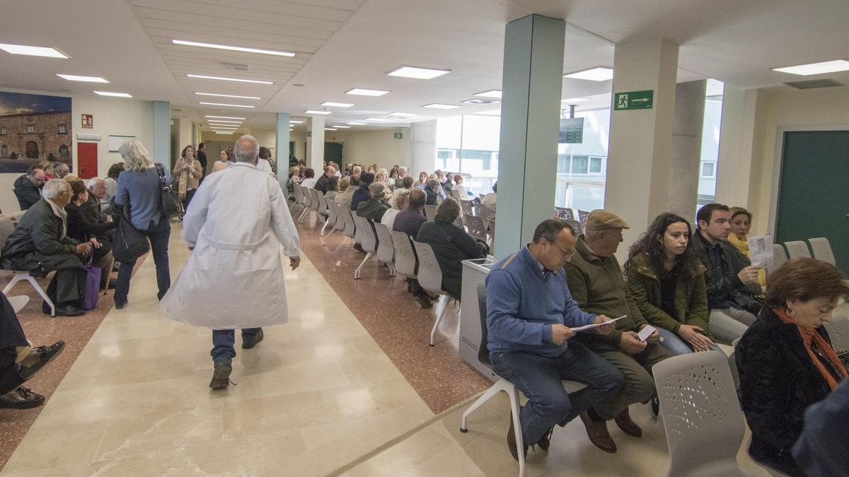 Sala de espera de consultas externas en el Hospital Universitario de Cáceres.