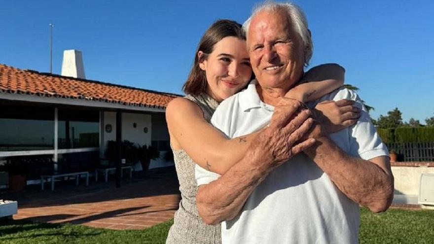 Manuel Benítez ‘El Cordobés’ recibe la felicitación más especial de su nieta Alba Díaz por su 88º cumpleaños