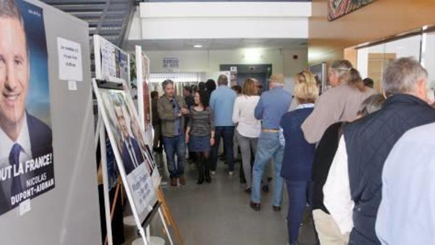 Cues de fins a tres hores a l&#039;estranger per poder votar a les ambaixades