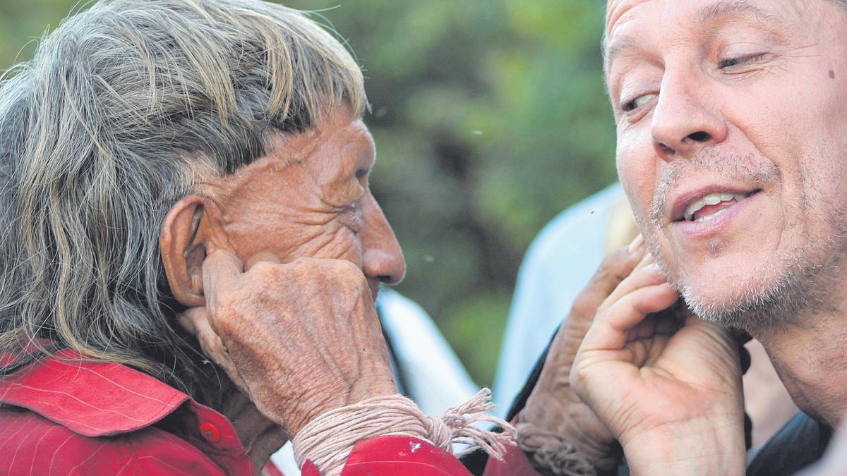 El jesuita Fernando López Pérez con un anciano de una de las tribus contactadas de las Amazonía brasileña, en una imagen cedida por el propio López.