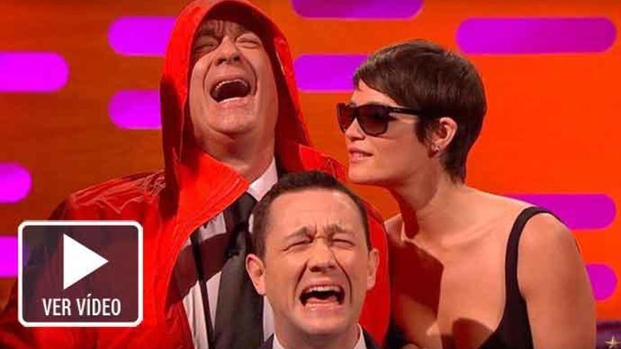 Tom Hanks, Joseph Gordon-Levitt y Gemma Arterton recrean la foto viral.