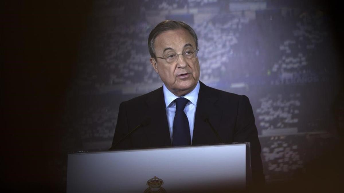 Florentino Péez da un discurso tras ser reelegido como presidente del Real Madrid.