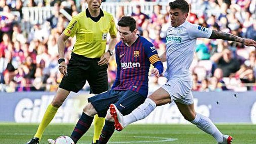 Messi, intentant superar un jugador del Getafe.