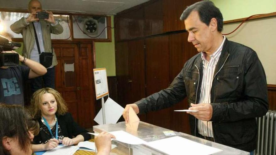 Fernando Martínez Maíllo deposita su voto.