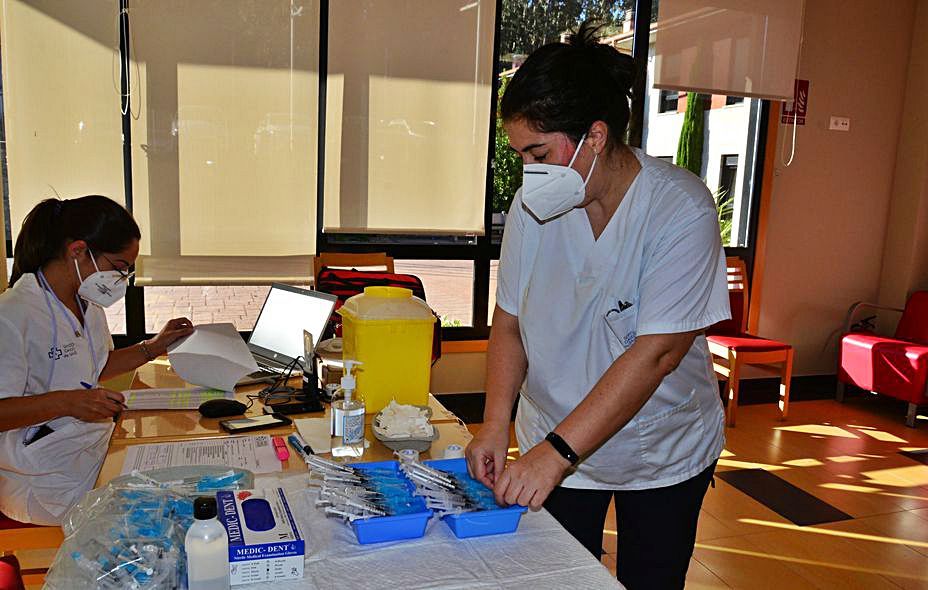 El equipo del Sergas, preparando las vacunas.   | GONZALO NÚÑEZ